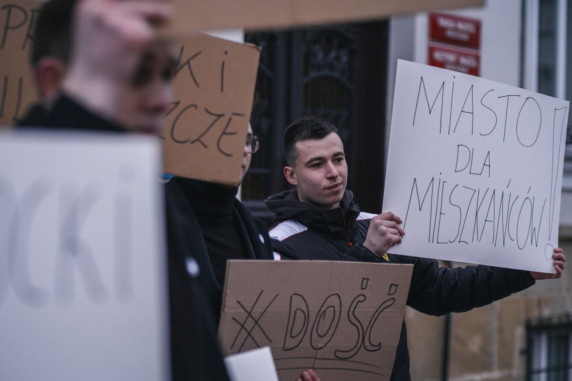 Sprzeciw podwyżkom cen za parkowanie w Krośnie. Protest pod Urzędem Miasta