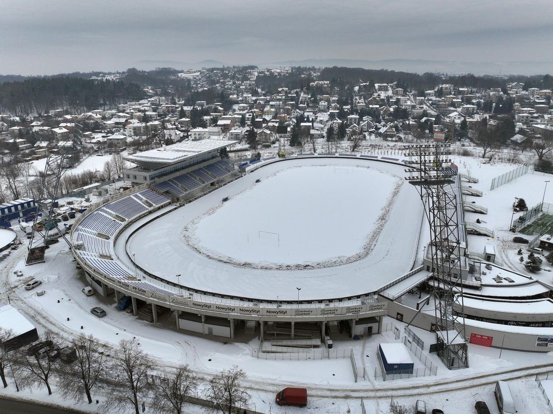 Stadion przy ul. Legionów w zimowym wydaniu [ZDJĘCIA TRYBUNY]