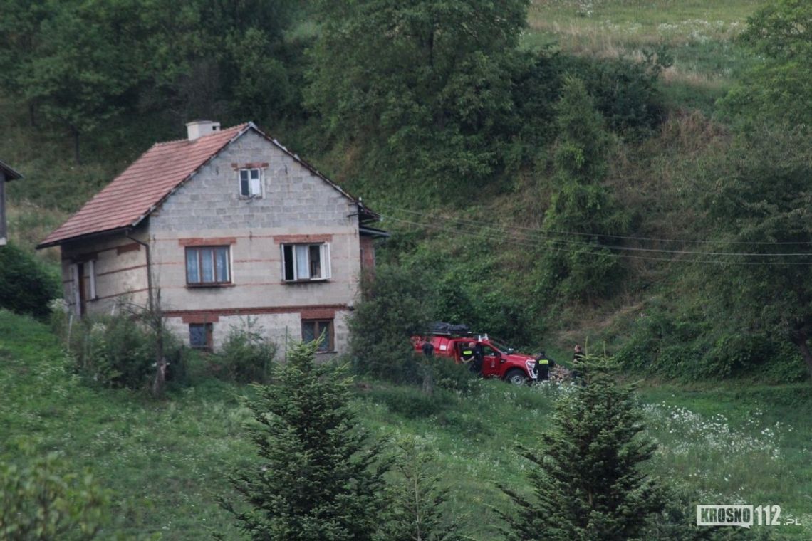 Starsza kobieta potrzebowała pomocy. Trudny dostęp do jej domu