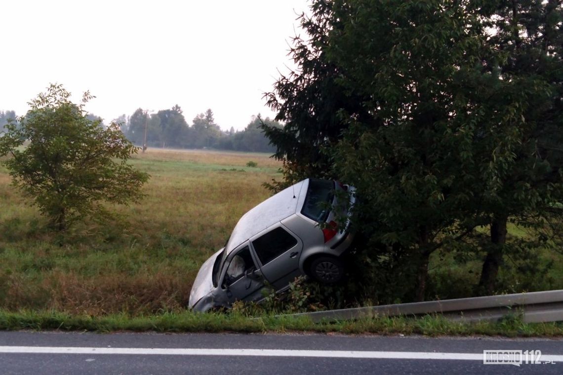 Stracił panowanie nad Golfem. Zatrzymał się na drzewie