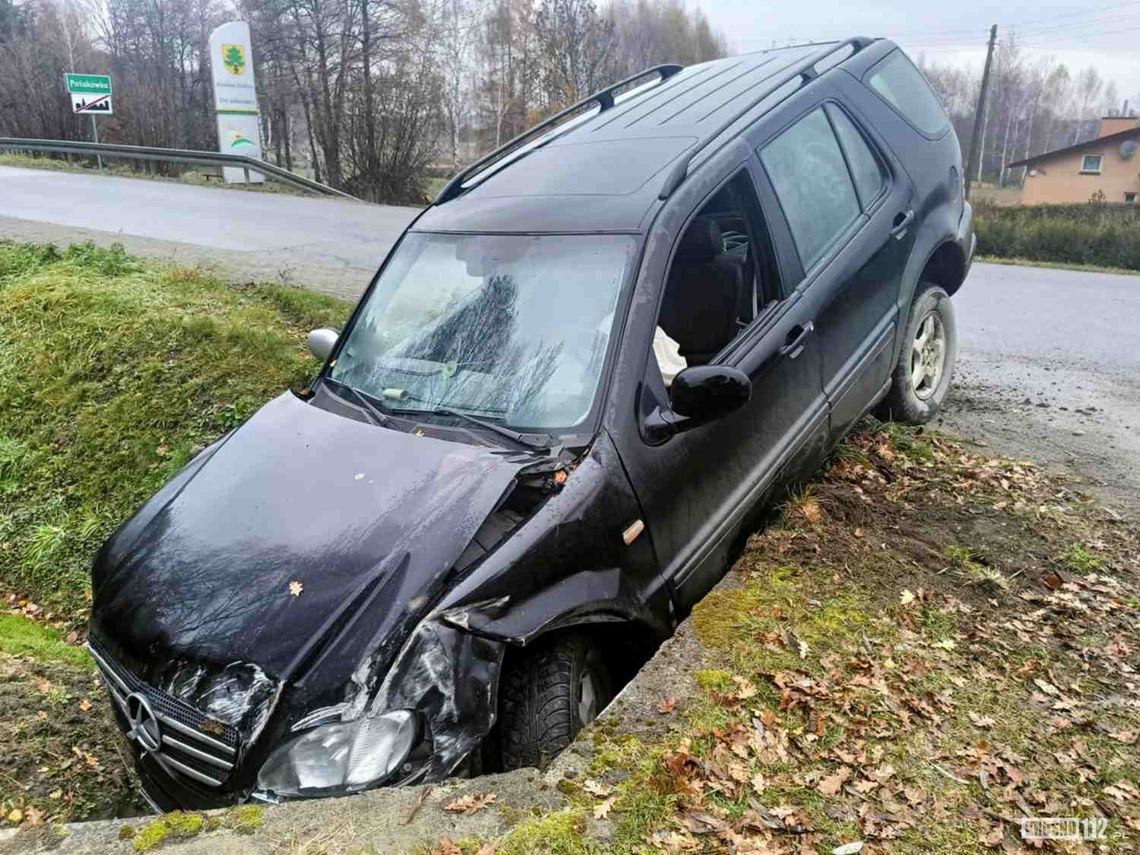 Stracił panowanie nad pojazdem. Mercedes wypadł z drogi