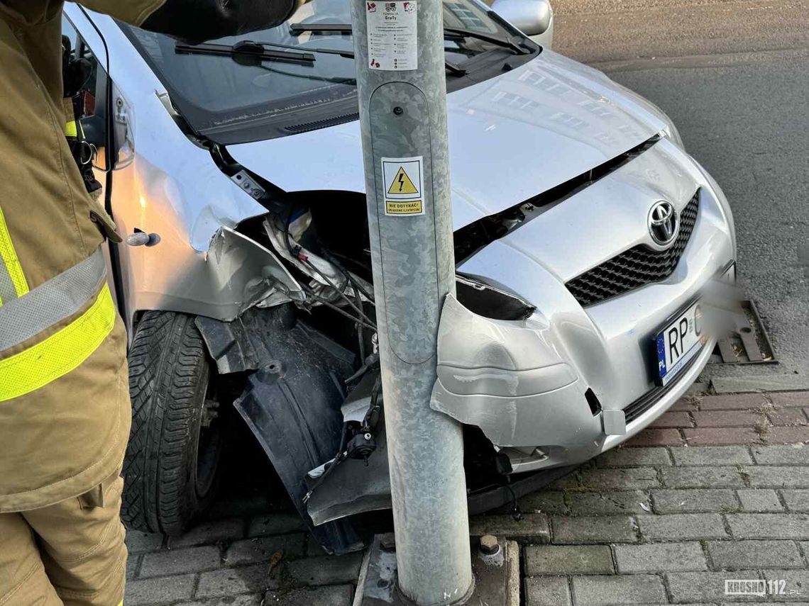 Straciła panowanie nad pojazdem i uderzyła w latarnię