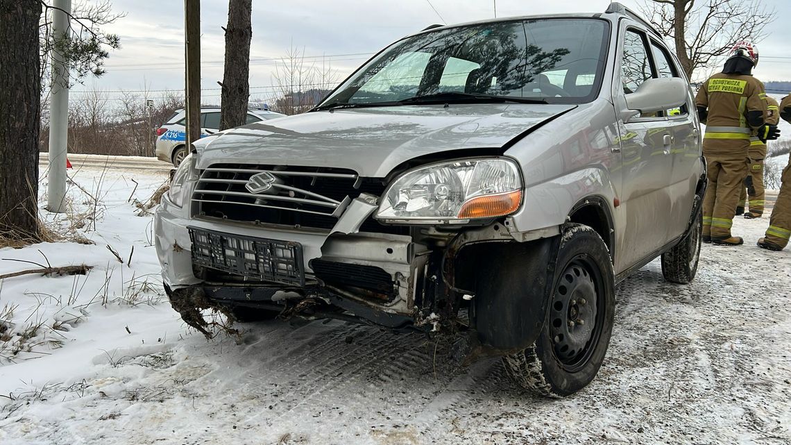 Straciła panowanie nad samochodem. Potrzebowała pomocy medyków Straciła panowanie nad samochodem. Potrzebowała pomocy medyków