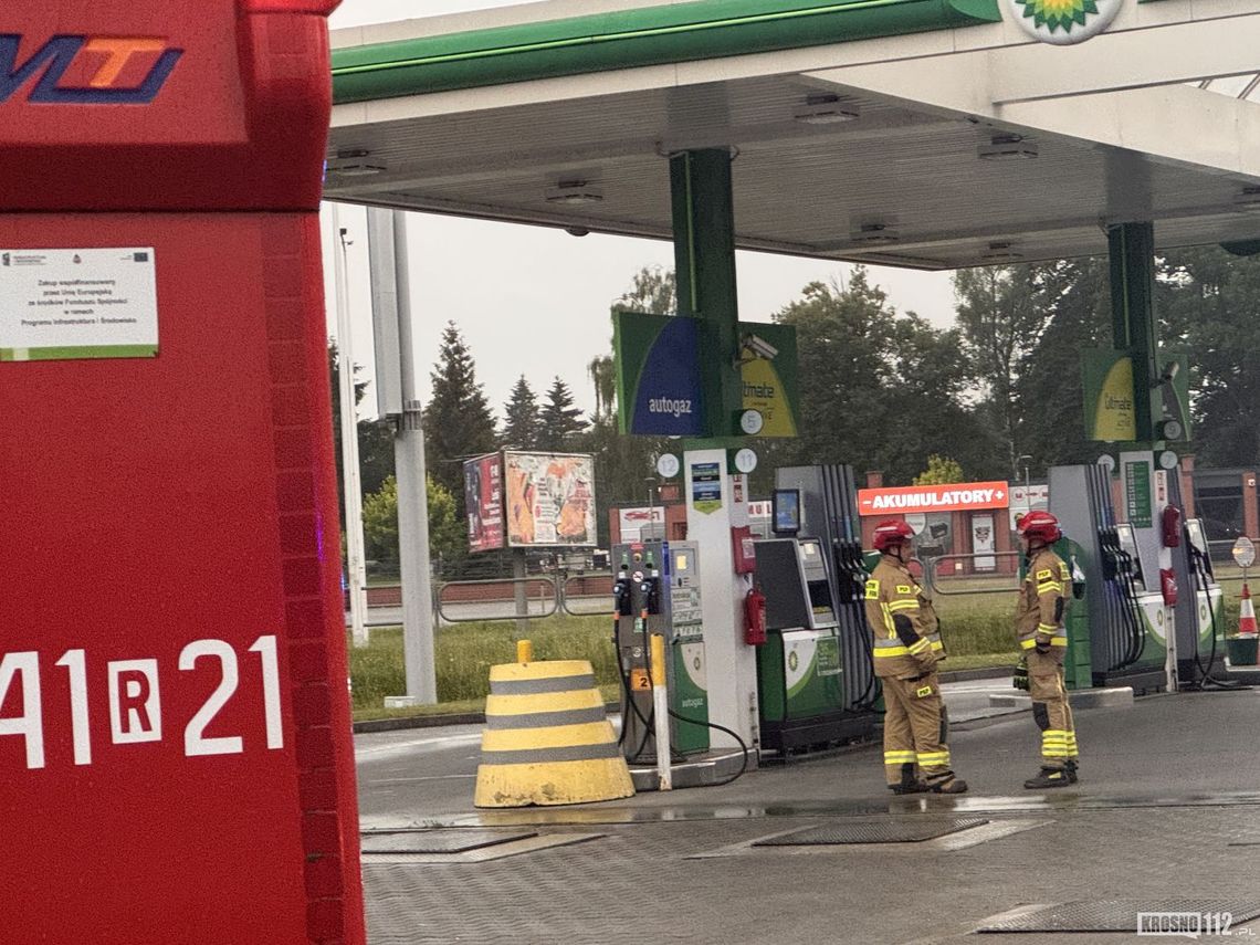 Strażacka interwencja na stacji paliw w Krośnie. Awaria w BMW podczas tankowania gazu Strażacka interwencja na stacji paliw w Krośnie. Awaria w BMW podczas tankowania gazu