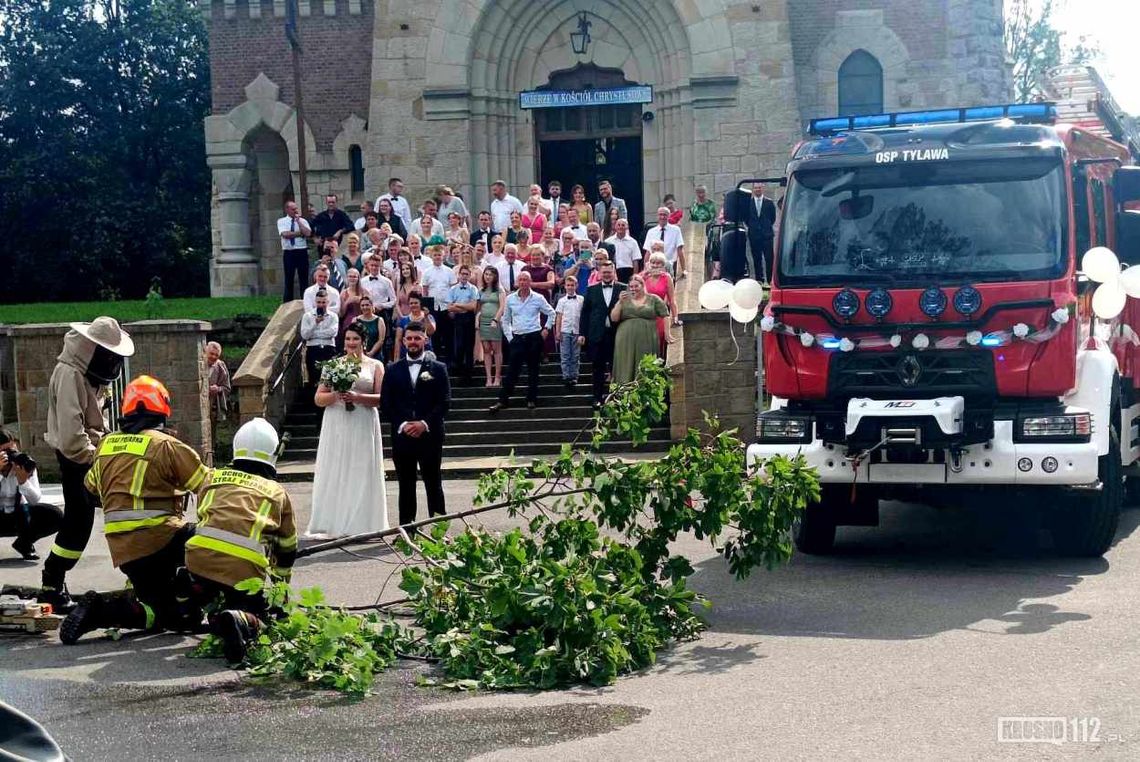Strażacka weselna brama dla druha Kamila i Karoliny