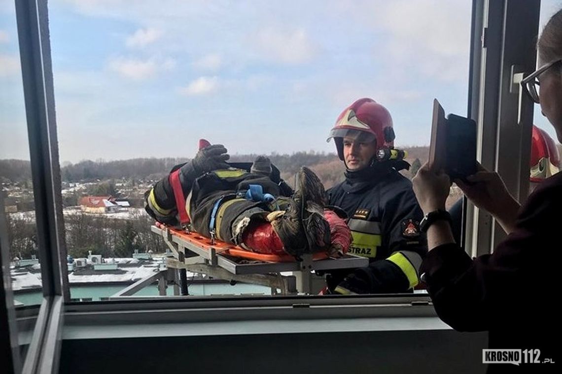 Strażackie manewry na szpitalnych korytarzach. Ewakuacja przez okno