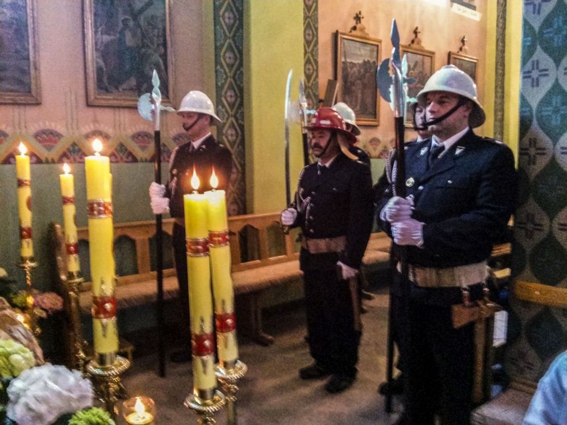 Strażackie warty przy Grobach Pańskich