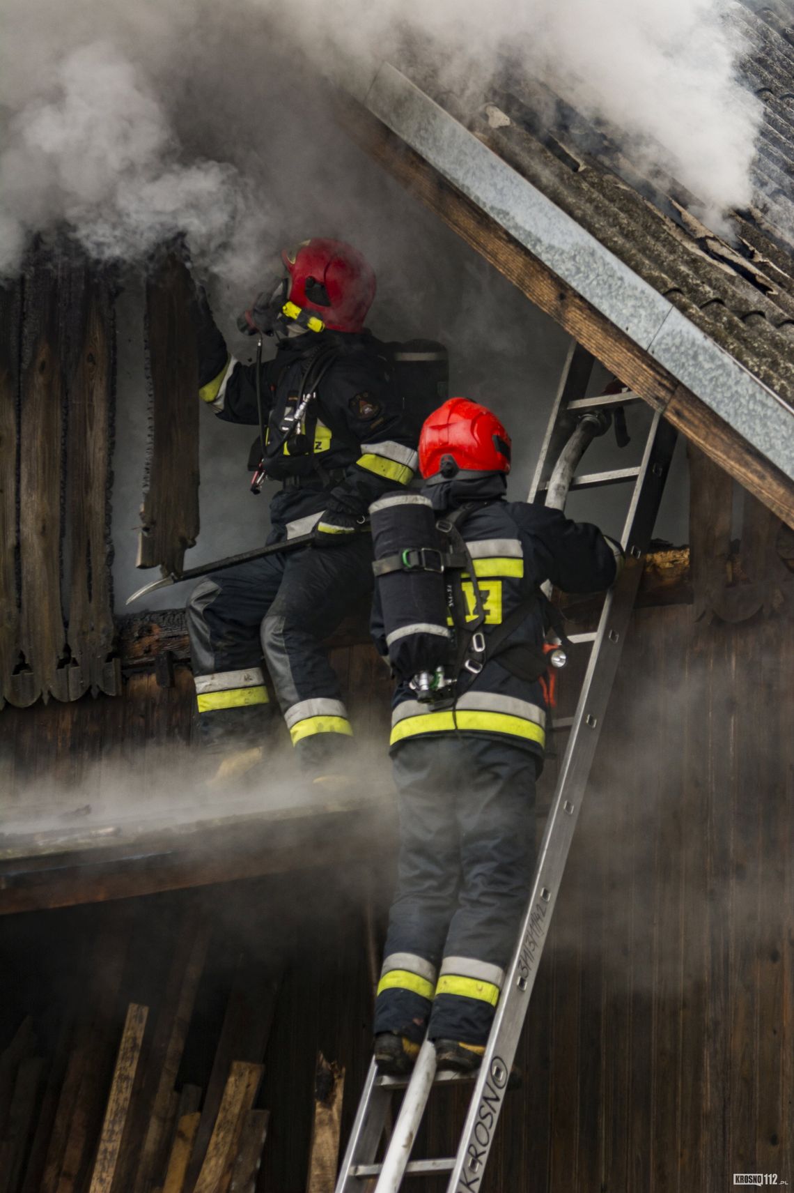 Strażacy ewakuowali starszą kobietę z zadymionego domu