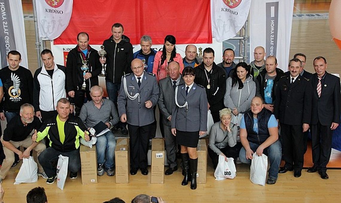 Strażacy i policjanci na zawodach z okazji Święta Niepodległości