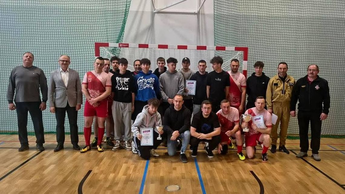 Strażacy na sportowo. Gminny Turniej Halowej Piłki Nożnej OSP w Korczynie