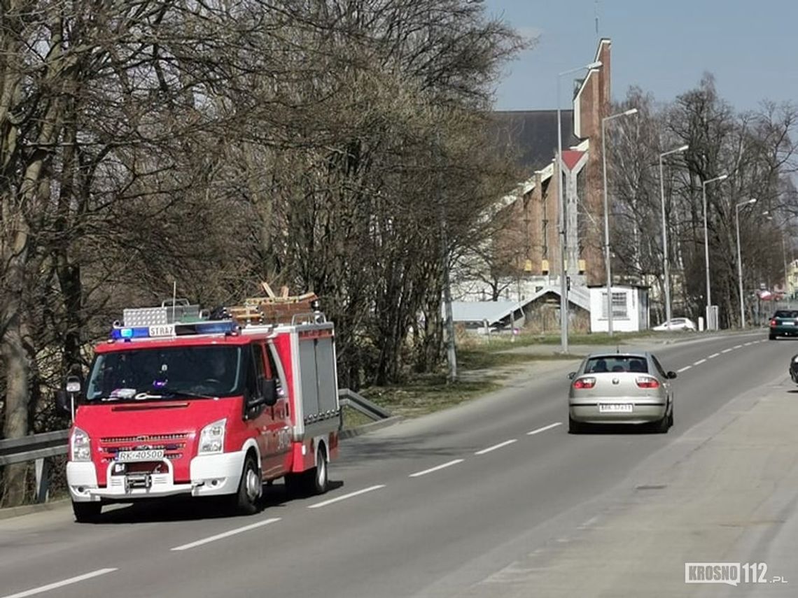 Strażacy na ulicach Krosna. Nadają komunikat, żeby zostać w domu