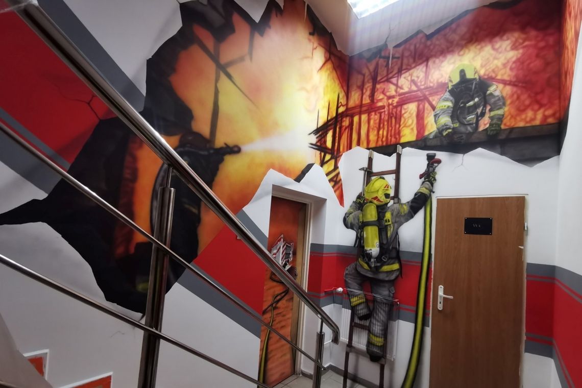 Strażacy OSP Rogi odświeżyli swoją remizę. Powstał strażacki mural
