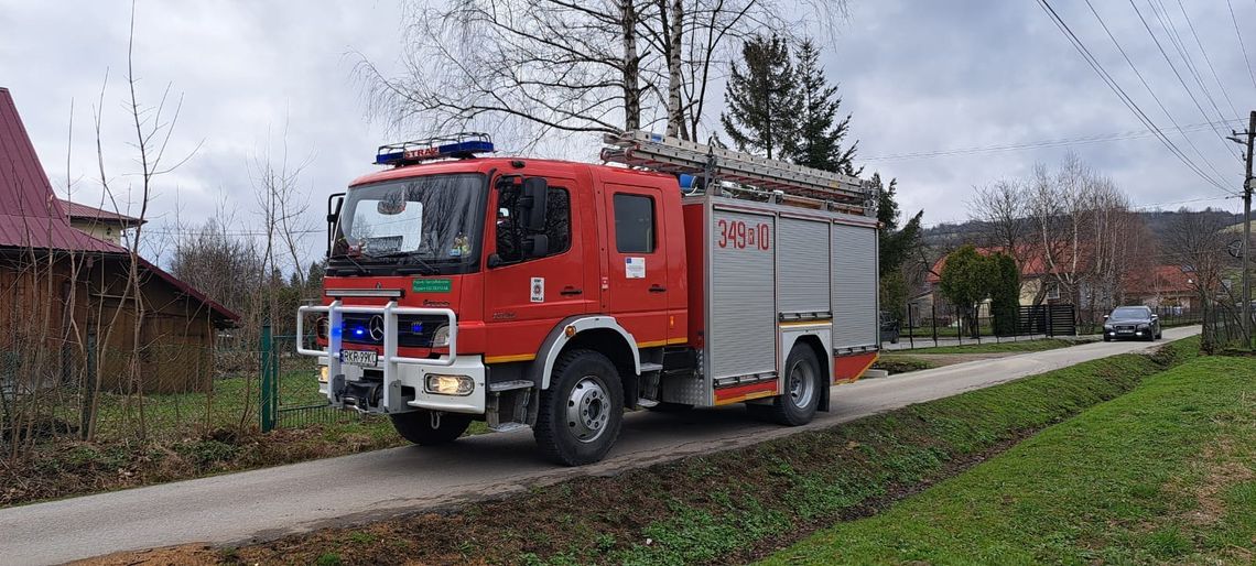 Strażacy siłowo weszli do domu. Na pomoc było za późno