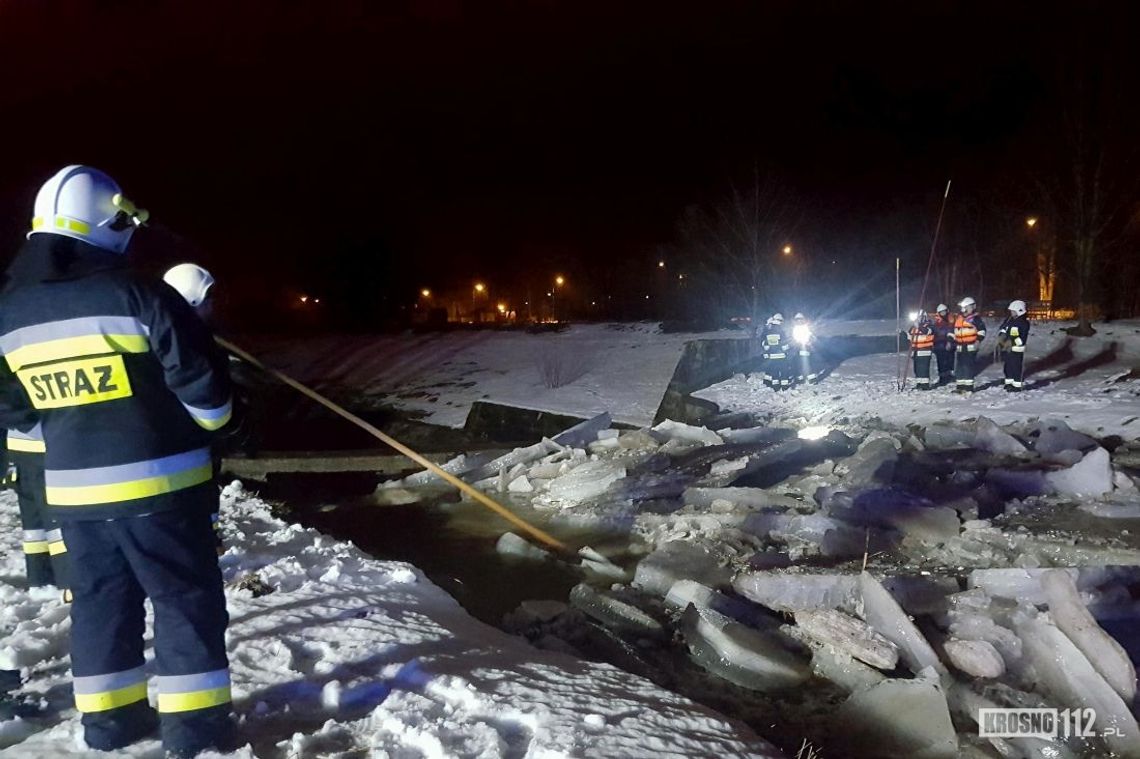 Strażacy usuwali krę na rzece Tabor w Rymanowie-Zdroju