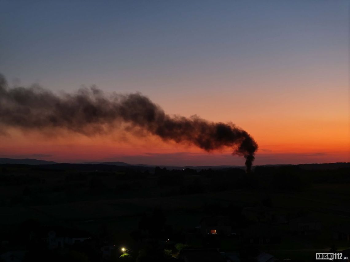 Strażacy wezwani do podpalenia opon w Faliszówce. Dym widoczny z wielu kilometrów