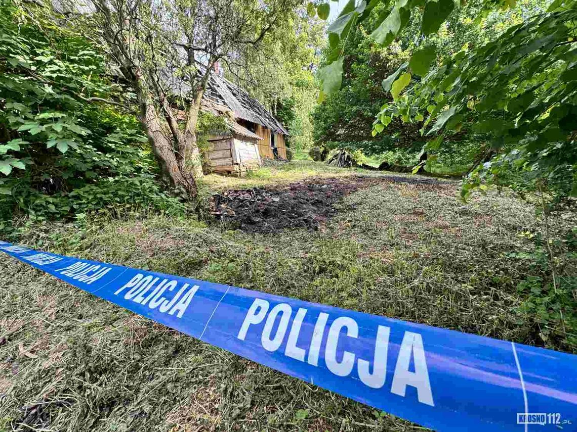 Strażacy wezwani do pożaru domu w Moderówce. Paliła się trawa