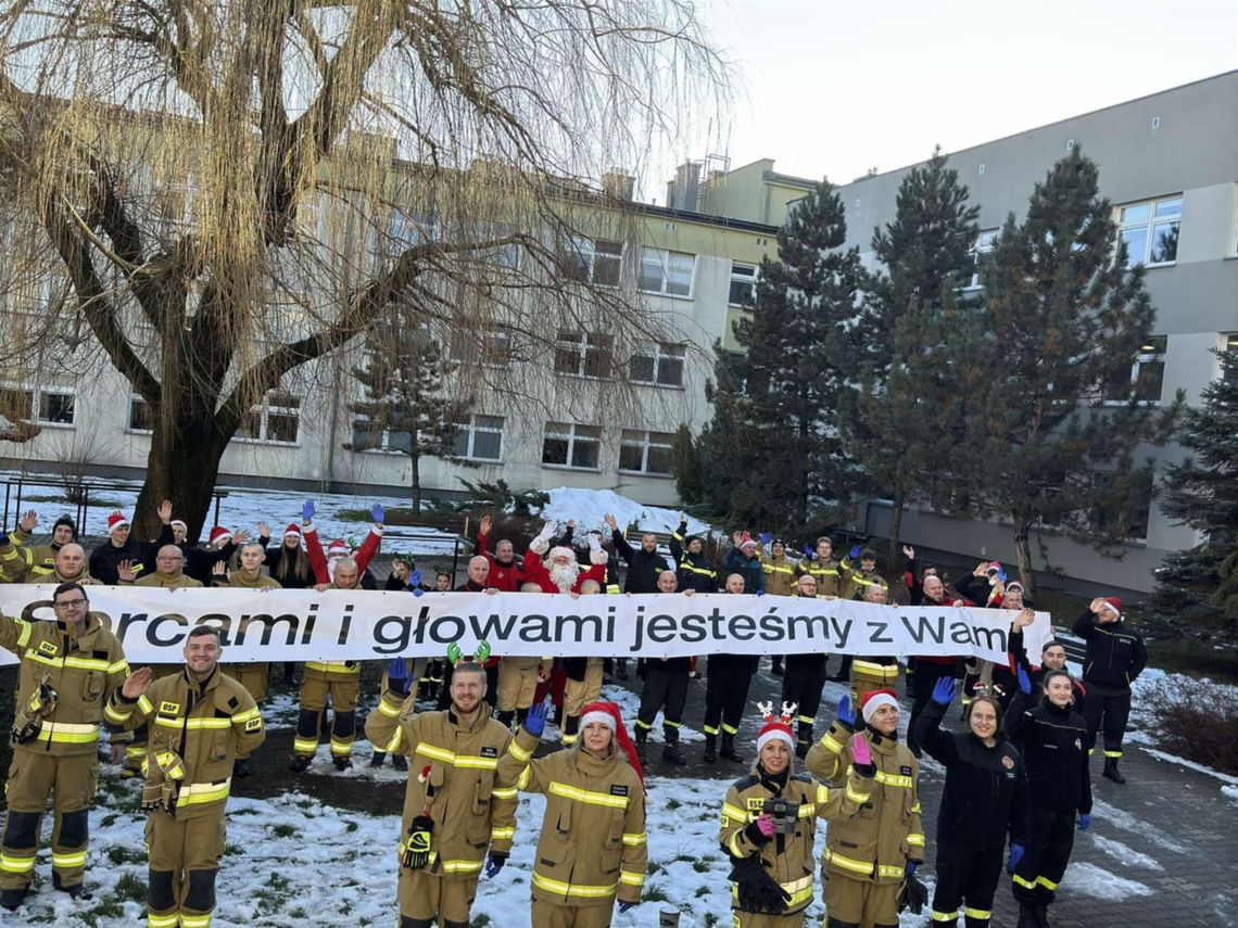 Strażacy wspierają dzieci w akcji "Paczka dla Dzieciaka na Święta"