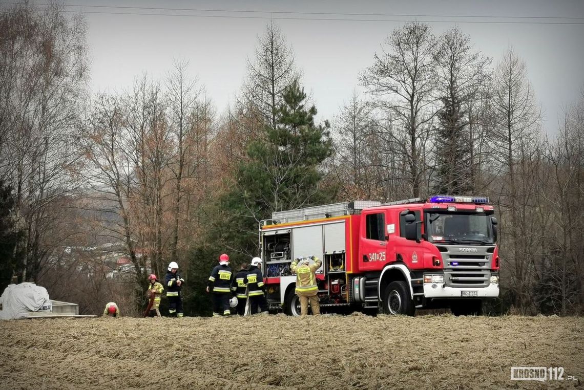 ? Strażacy z Korczyny i Krosna zapobiegli rozprzestrzenieniu pożaru w budynku mieszkalnym