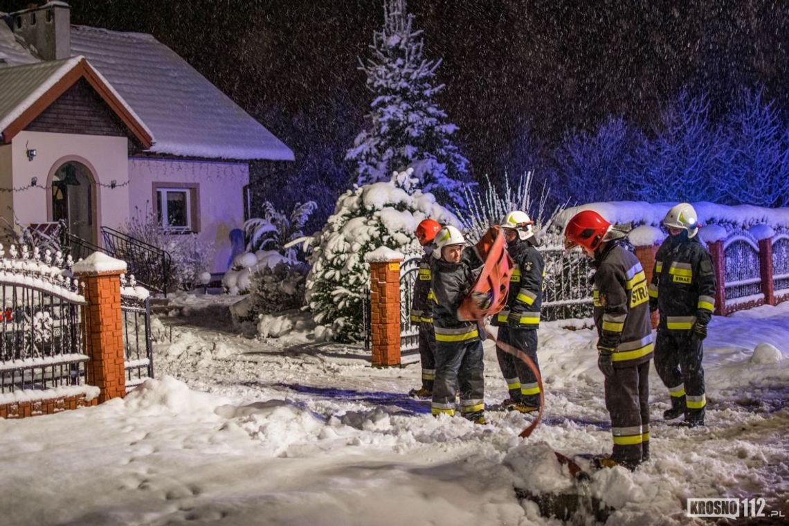 Strażacy z Odrzykonia i Krosna szybko ugasili pożar wewnątrz domu