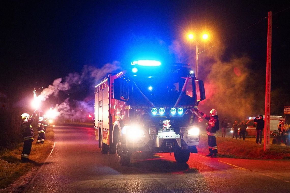 Strażacy z OSP Gogołów z nowym średnim samochodem ratowniczo - gaśniczym