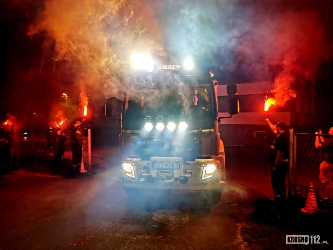 Strażacy z OSP Kombornia powitali nowe VOLVO. Zastąpi starego Stara
