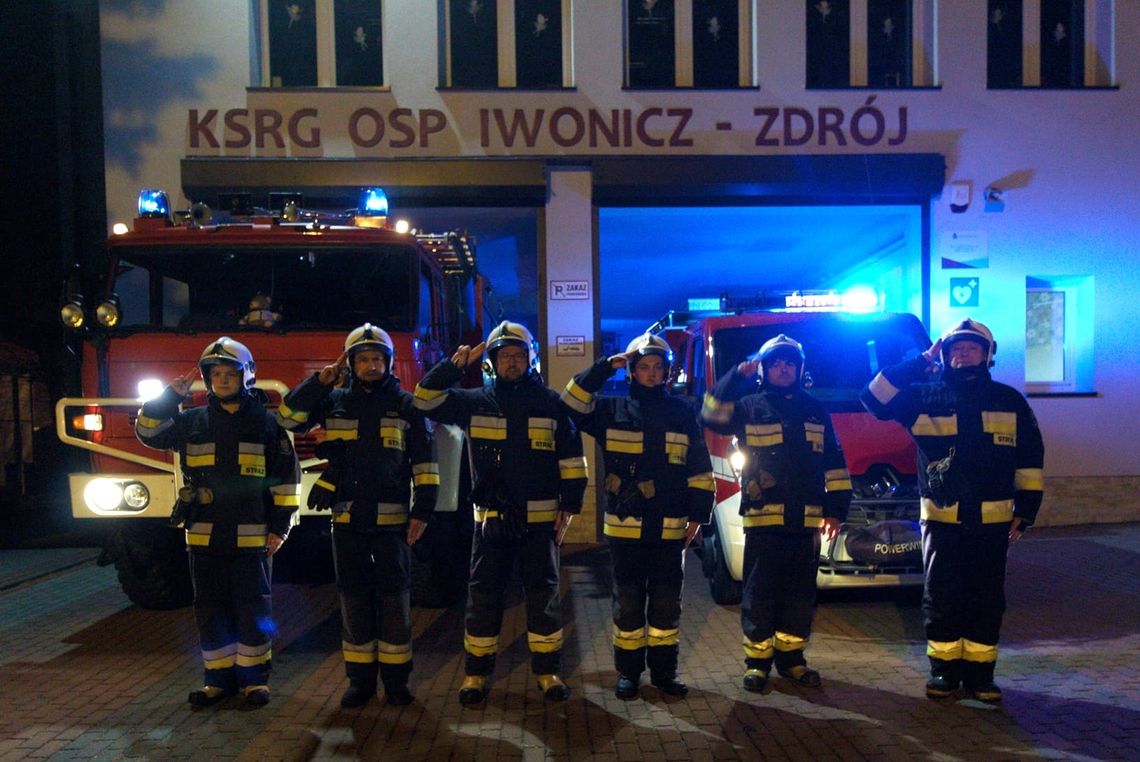 Strażacy z wielu jednostek oddali hołd zmarłym w wypadku druhom
