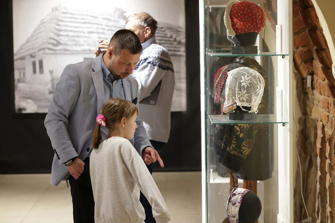 Stroje, które mówią więcej niż słowa. „Wyszyte czasem” w Krośnie