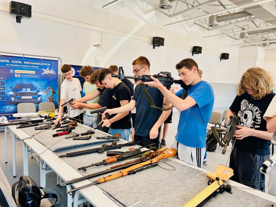 Strzelectwo sportowe w służbie patriotyzmu – projekt AUA Fundacja w krośnieńskich szkołach