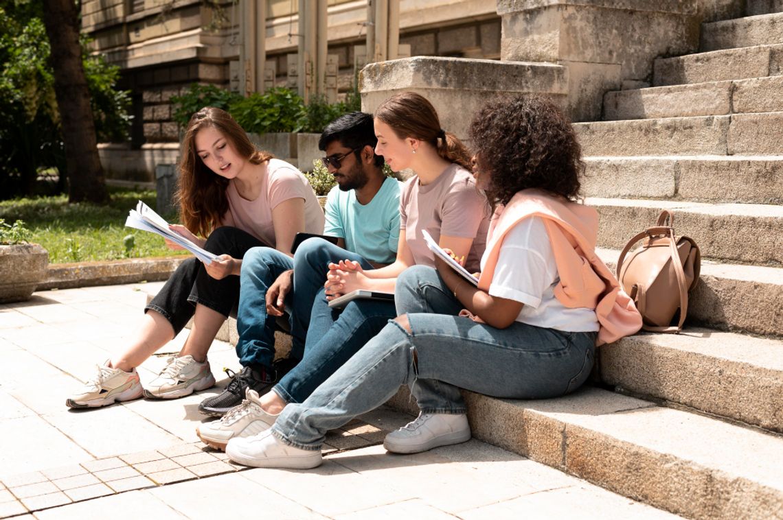 Studia w Polsce 2025: Ile kosztuje edukacja wyższa i od czego zależą wydatki?