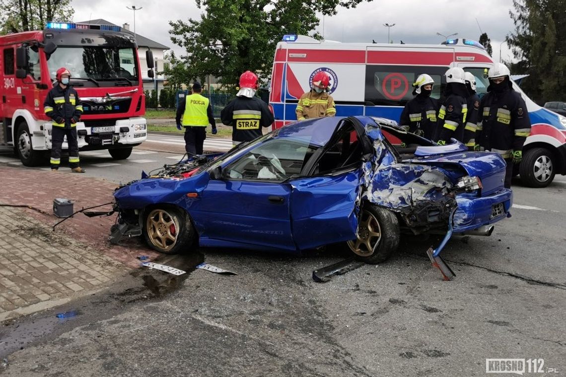 Subaru wbiło się w ogrodzenie. "To cud, że on żyje" [AKTUALIZACJA]