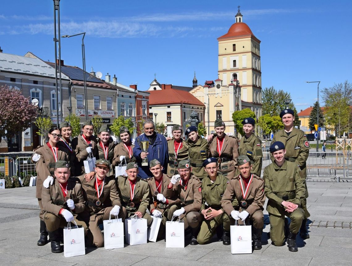 Sukces licealistów z Rymanowa na wojewódzkim przeglądzie musztry w Leżajsku