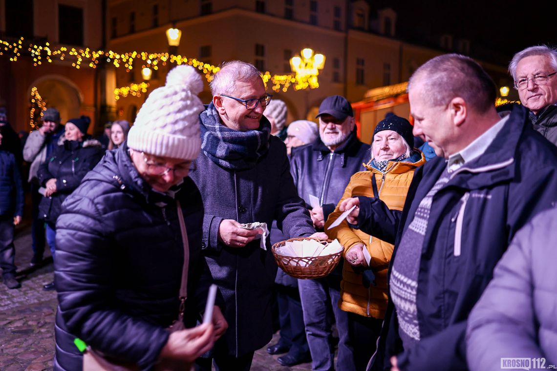 Świąteczna atmosfera na Rynku w Krośnie. Zobaczcie zdjęcia ze Spotkania Wigilijnego 2025
