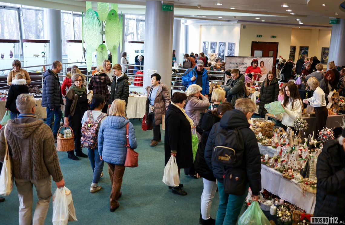 Świąteczna atmosfera wypełnia RCKP. Trwa jubileuszowy 20. Kiermasz Świąteczny w Krośnie