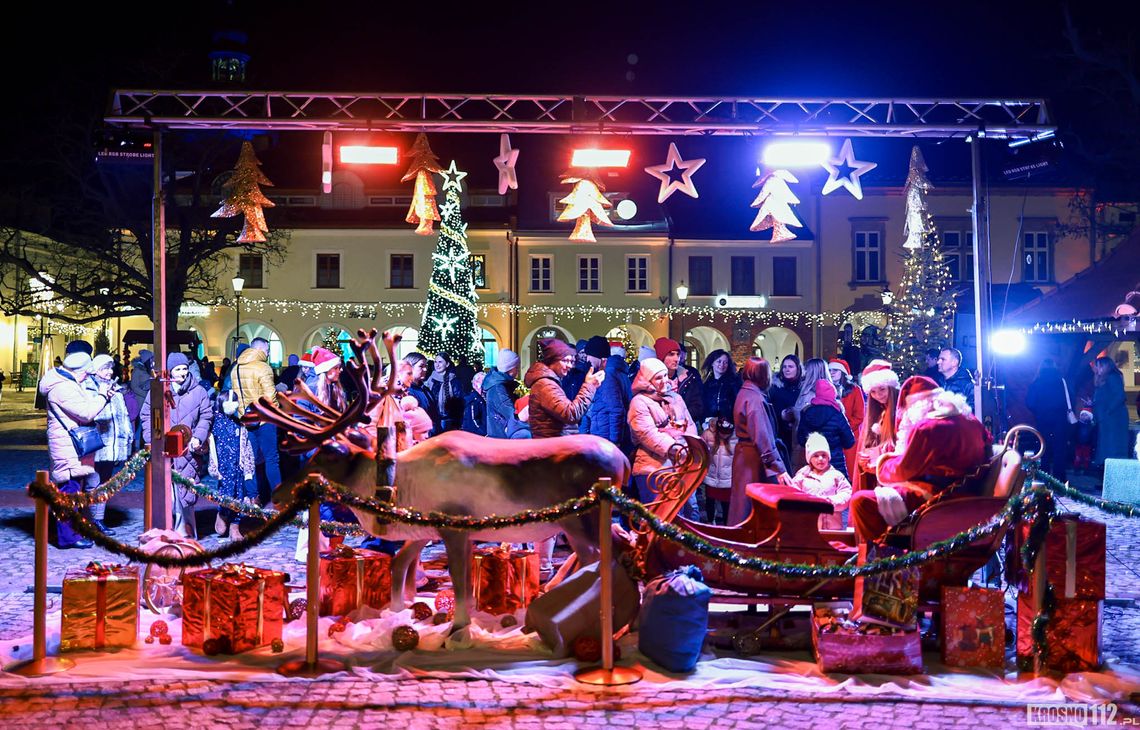 Świąteczna inauguracja sezonu w Krośnie. Rozświetlono choinkę! [ZDJĘCIA]