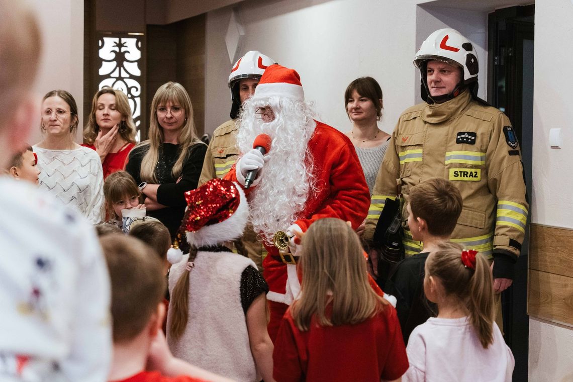 Świąteczna radość w Korczynie – Mikołaj odwiedził Dom Strażaka Świąteczna radość w Korczynie – Mikołaj odwiedził Dom Strażaka