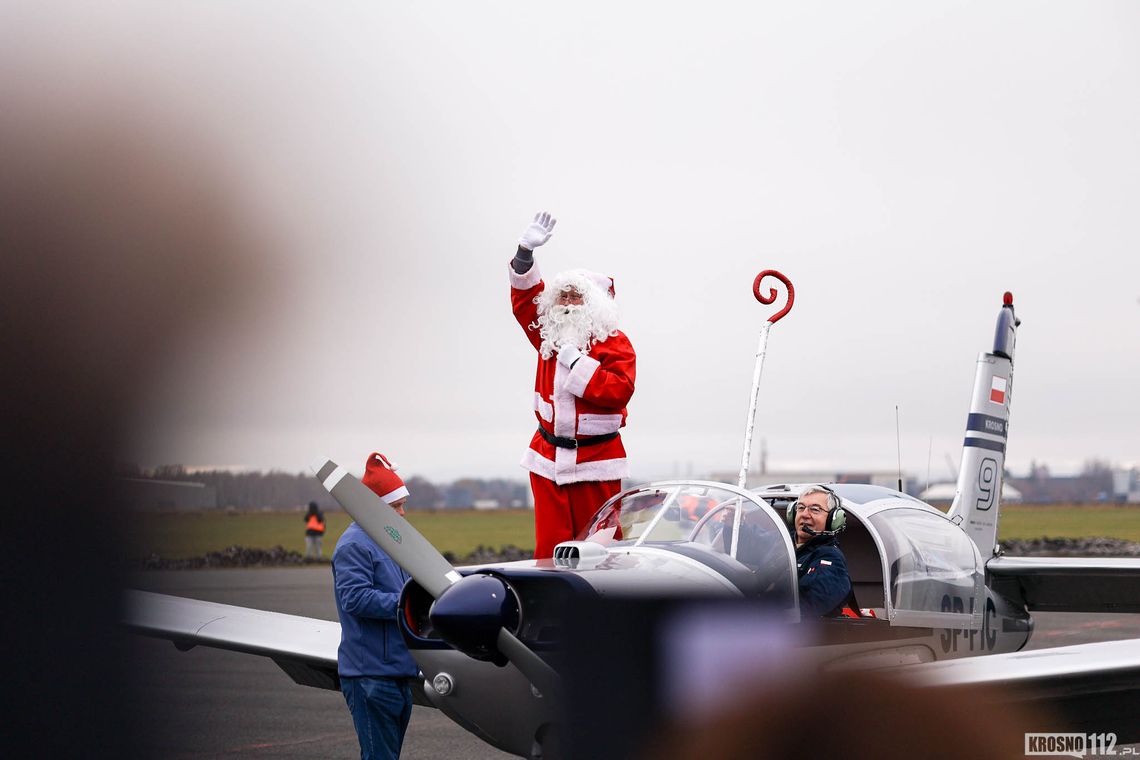 Świąteczne HO-HO-HO nad lotniskiem w Krośnie: 20. edycja lądowania Mikołaja [ZDJĘCIA]