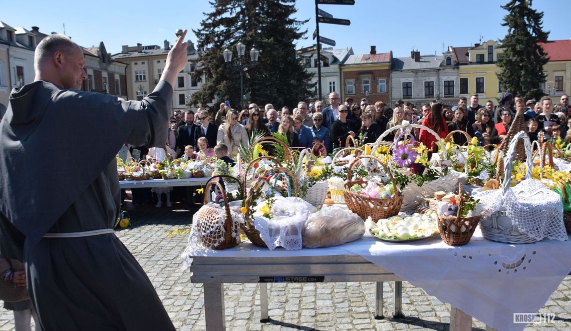 Święcenie pokarmów na krośnieńskim rynku. Zobaczcie zdjęcia Święcenie pokarmów na krośnieńskim rynku. Zobaczcie zdjęcia