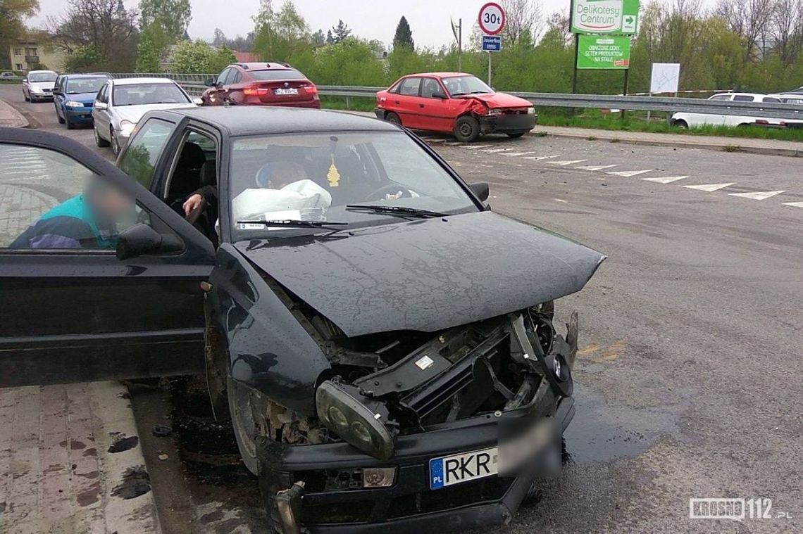 ŚWIERZOWA POLSKA: Zderzenie samochodów tuż przed mostem