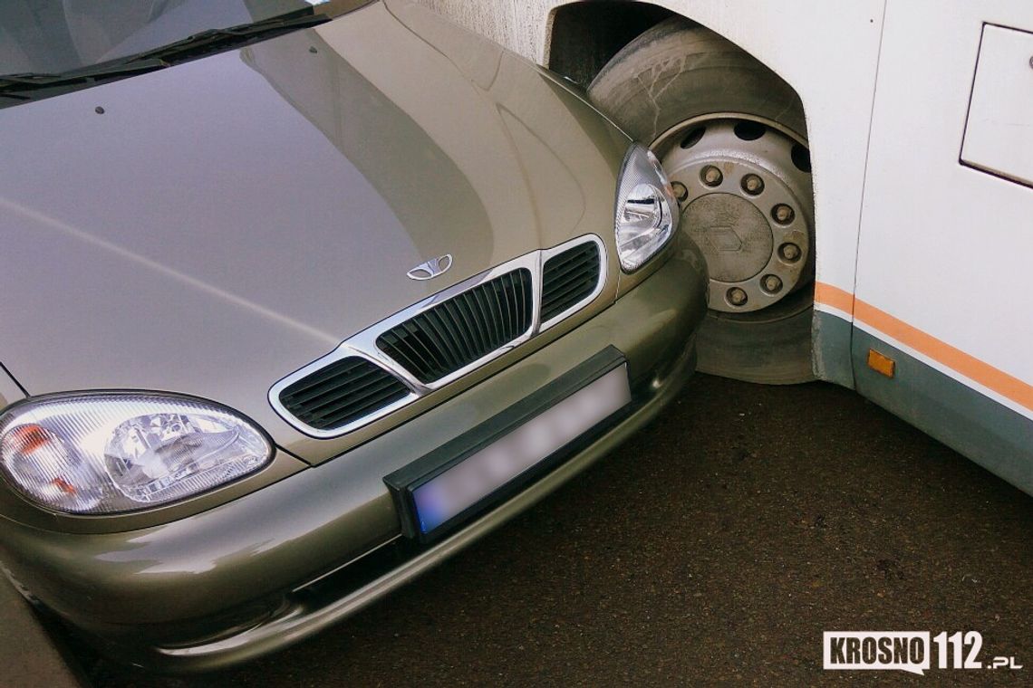 ŚWIERZOWA POLSKA: Zderzenie szkolnego autobusu z osobówką