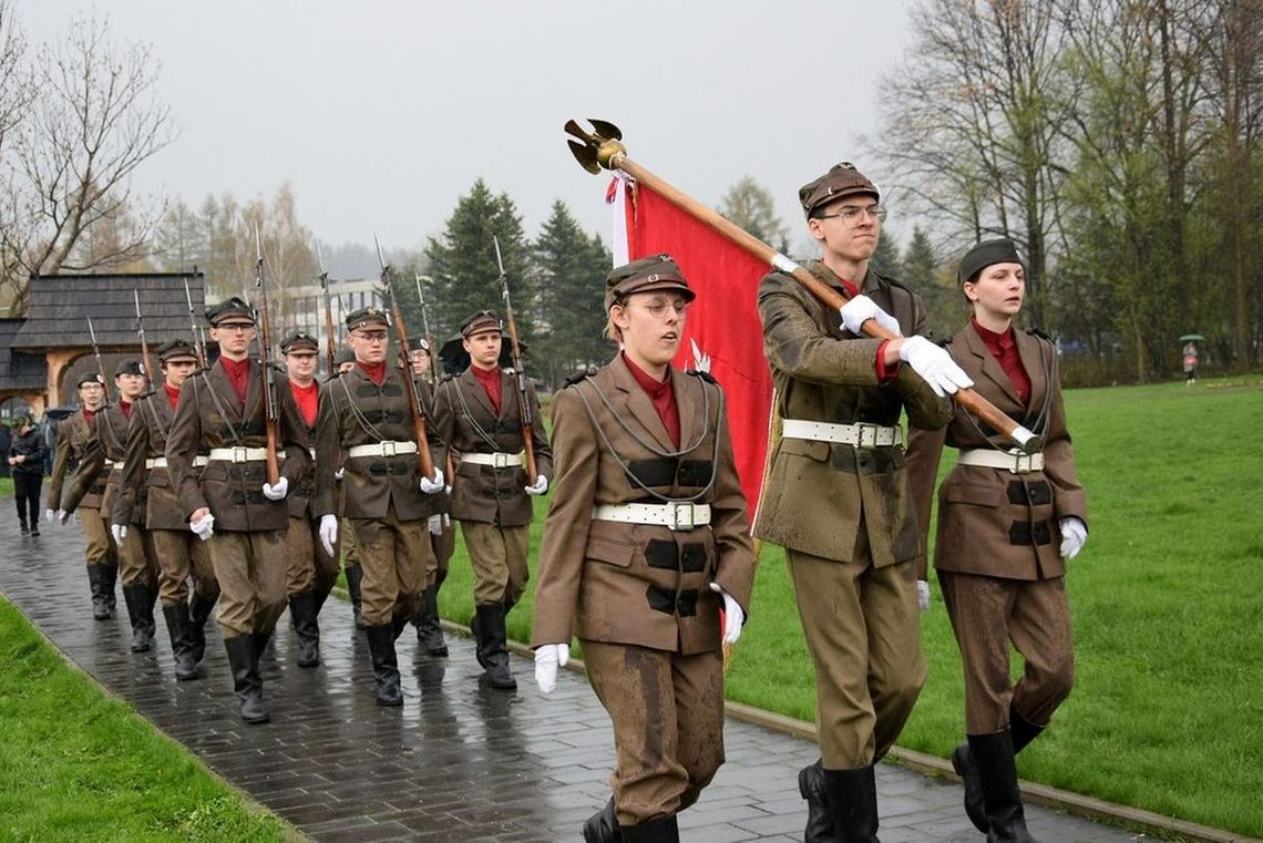 Święto 21. Brygady Strzelców Podhalańskich. Młodzież z liceum w Rymanowie z pokazem musztry paradnej