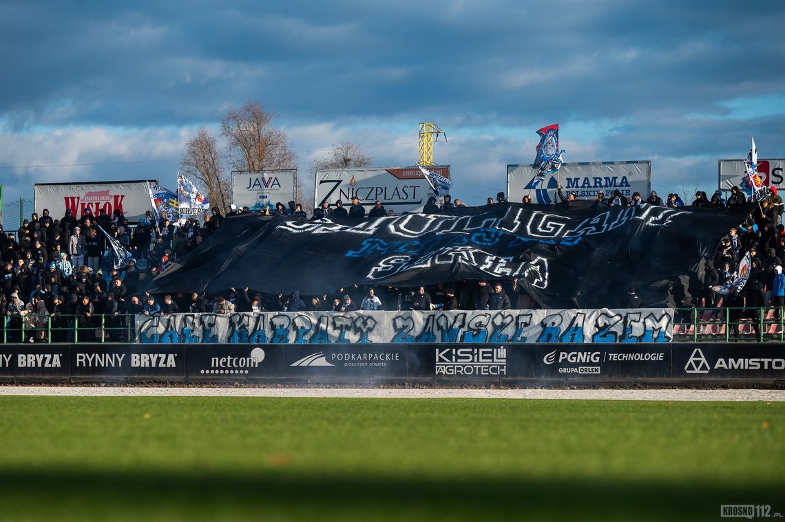 Święto na trybunach i duże środki policji. Karpaty przegrały z Czarnymi Jasło