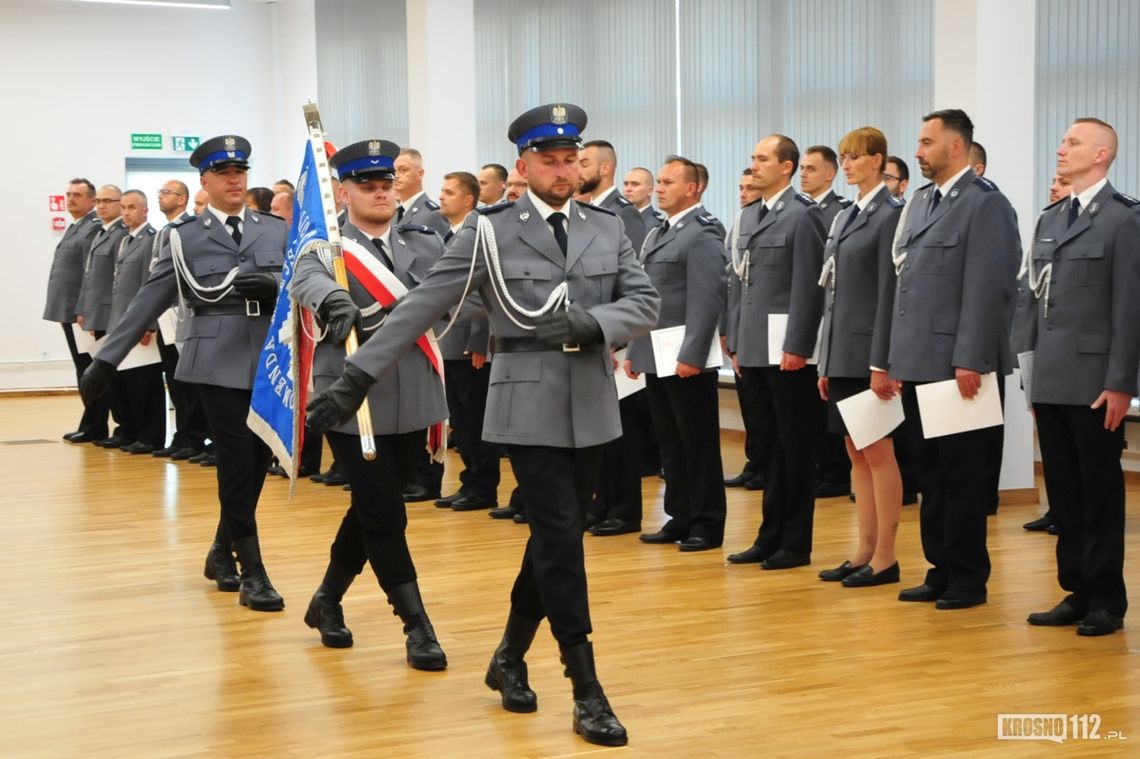 Święto policji w krośnieńskiej komendzie. Były awanse i odznaczenia