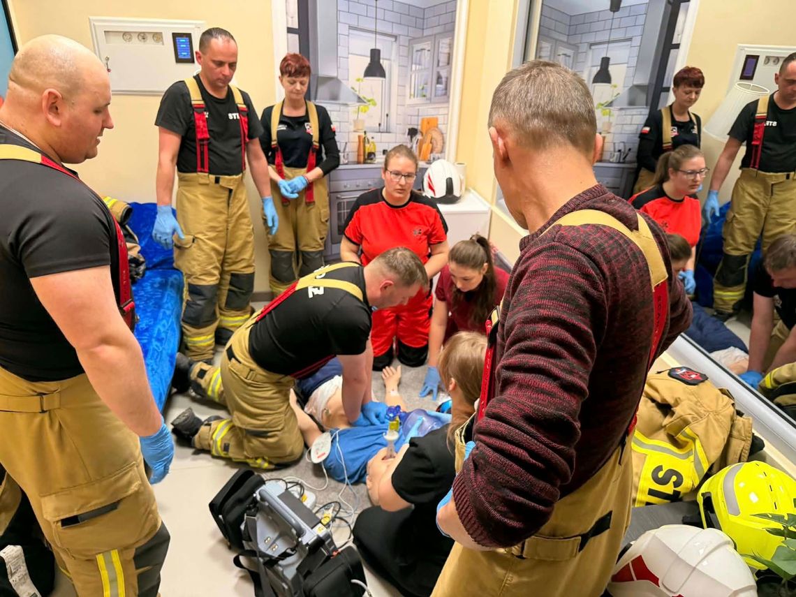 Symulacja nagłego zatrzymania krążenia z udziałem strażaków OSP Świerzowa Polska