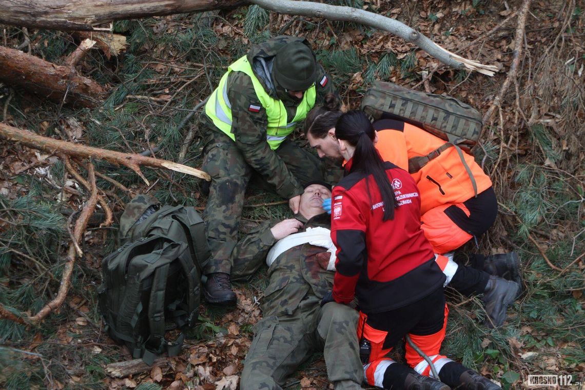 Symulowano katastrofę samolotu w lesie. Ćwiczenia służb ratowniczych w Jedliczu