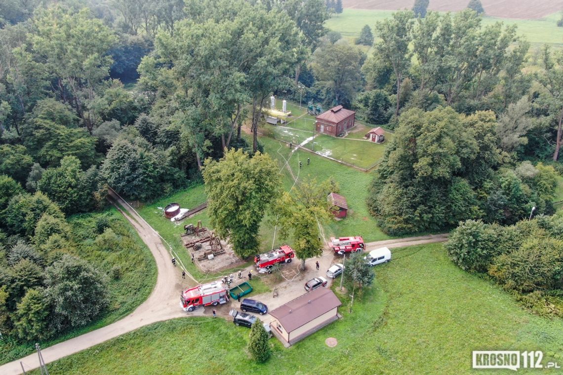 Symulowany pożar urządzeń kopalnianych - zagrożony zbiornik z gazem. Ćwiczenia strażaków OSP z gminy Jedlicze