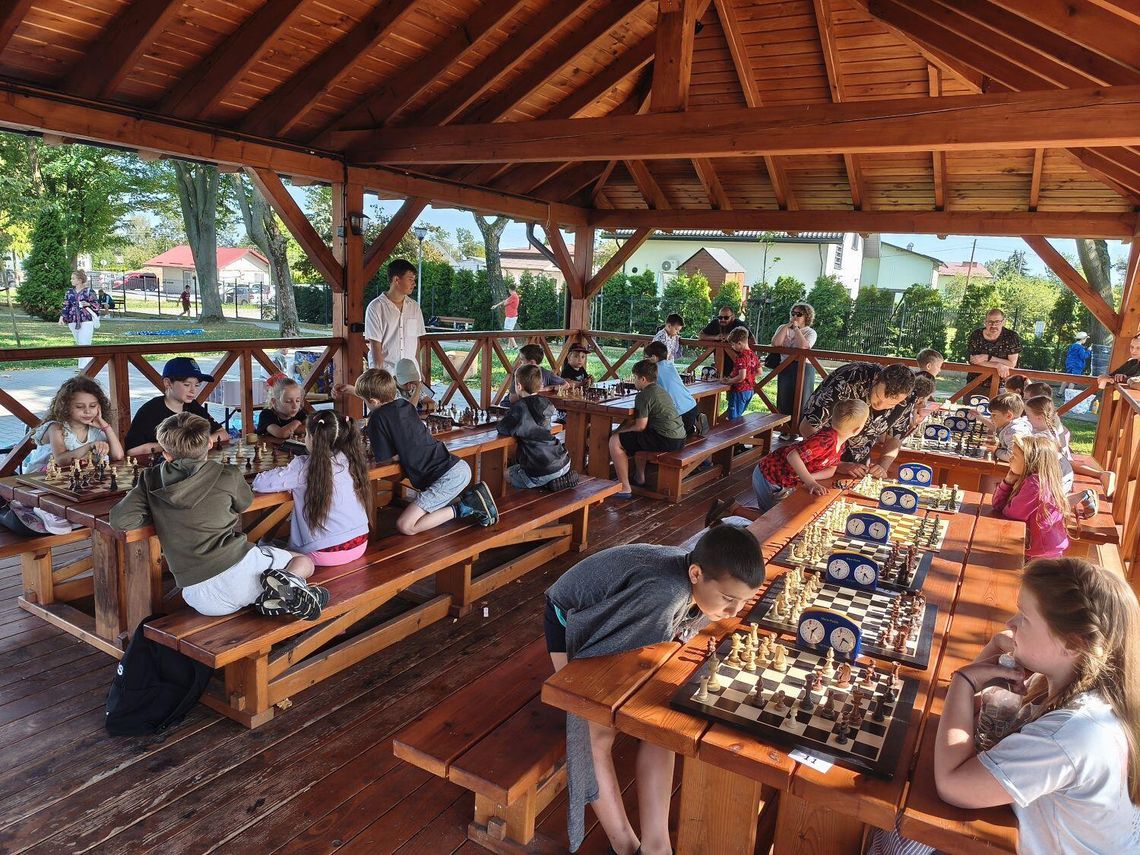 Szachy pod altaną w Polance. Dwa turnieje połączyły sportową rywalizację z rodzinną atmosferą Szachy pod altaną w Polance. Dwa turnieje połączyły sportową rywalizację z rodzinną atmosferą