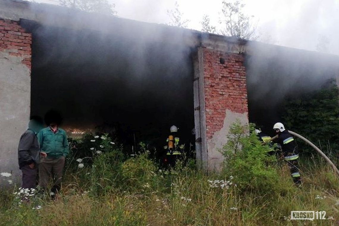 SZKLARY: Pożar w garażach dawnego PGRu