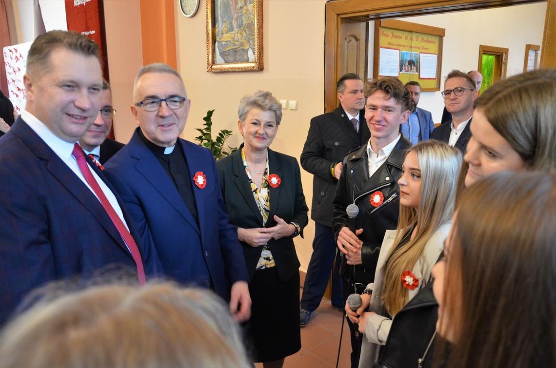 "Szkoła do hymnu" i otwarcie nowych klasopracowni w MZSP. Minister Czarnek w Miejscu Piastowym