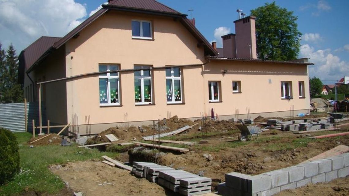 Szkoła Podstawowa w Dobieszynie będzie większa. Ekipa budowlana rozpoczęła prace