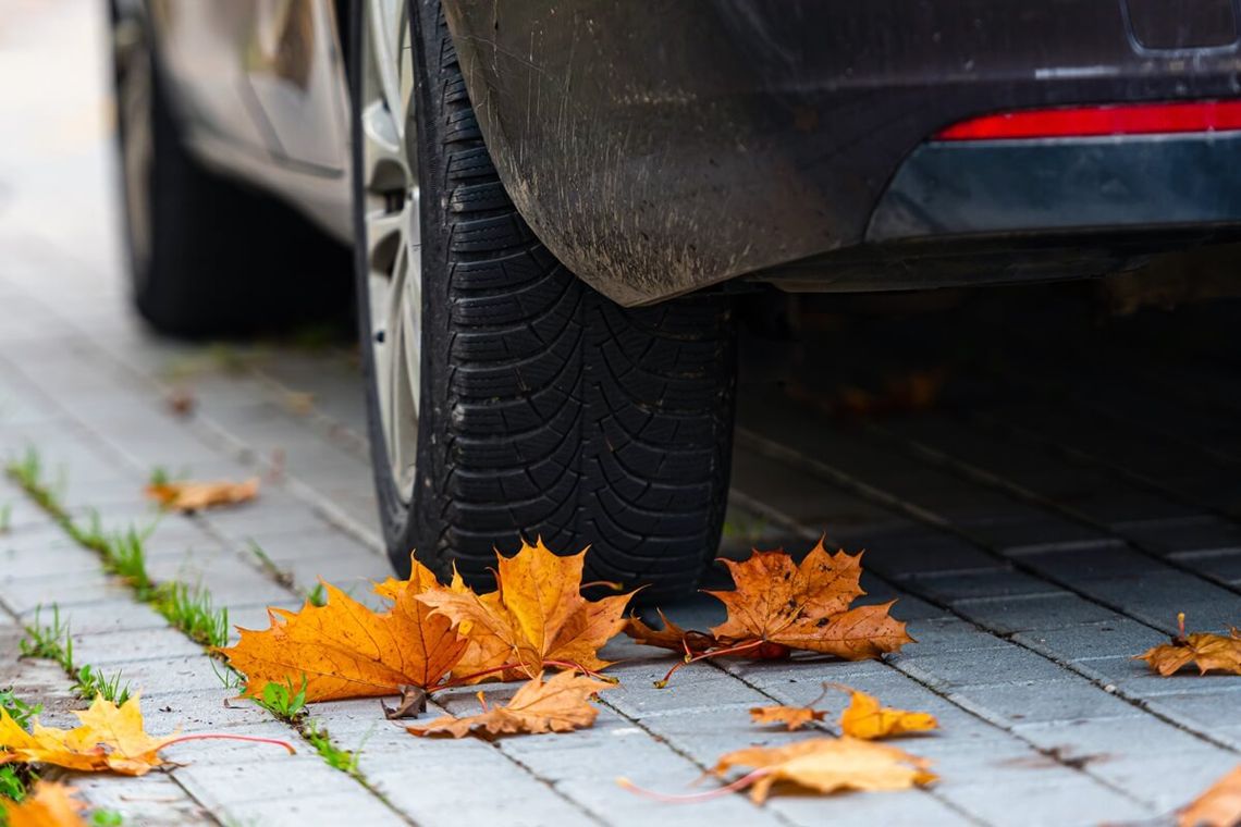 Szukasz opon w rozmiarze 225/45 R17? Oto najlepsze modele zimowe i całoroczne